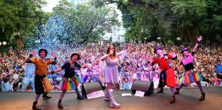 “Cantando con Adriana” arrancó miles de sonrisas en la plaza 9 de Julio “Cantando con Adriana” arrancó miles de sonrisas en la plaza 9 de Julio