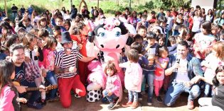 Iplyc Social junto a los niños de la comunidad Mbyá Iplyc Social junto a los niños de la comunidad Mbyá