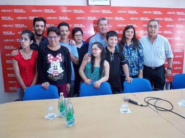 niños cantores junto a Torres y Segovia