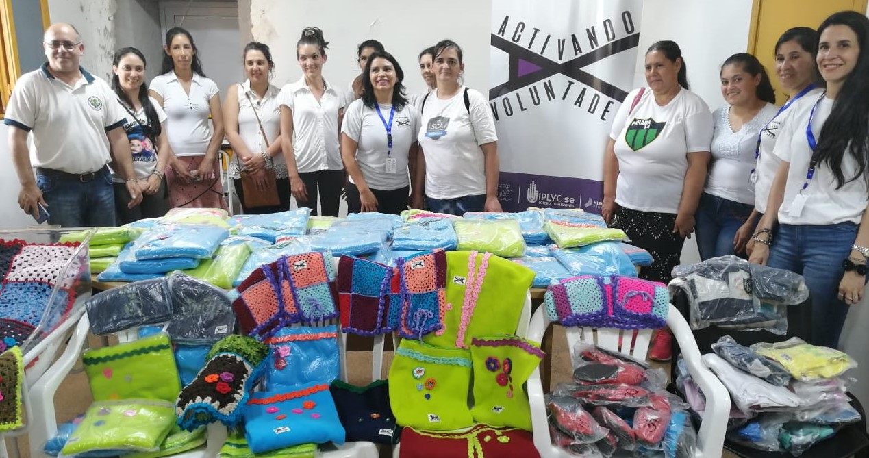 Equipo de Activando Voluntades con las donaciones para el Hospital de San Vicente