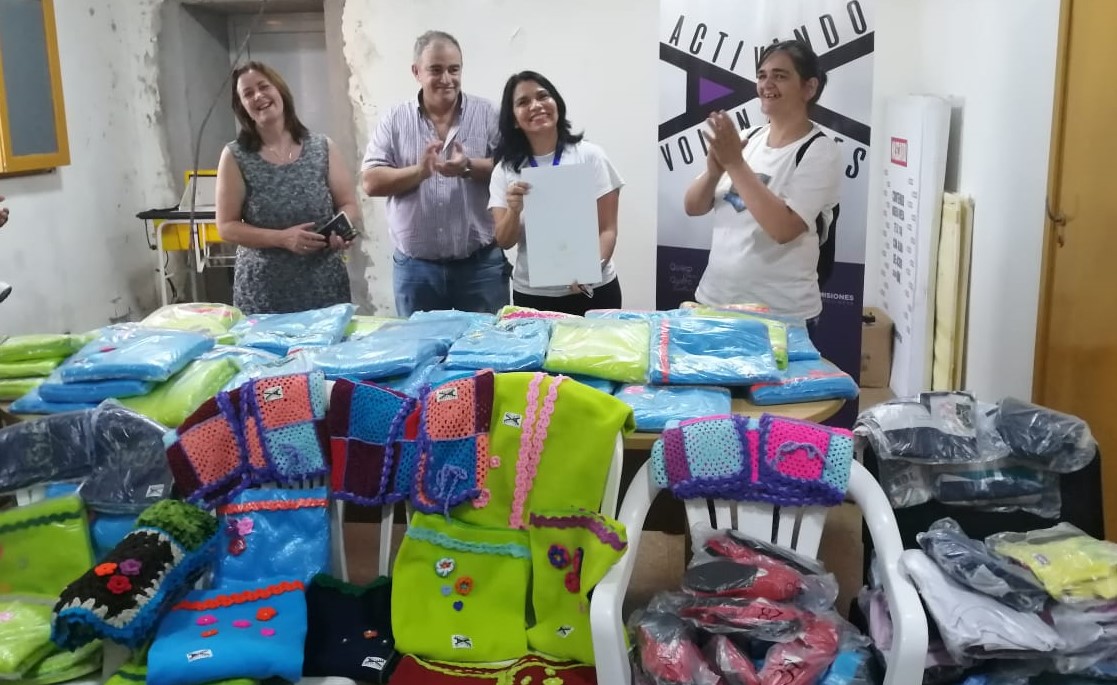 Cristina Novoa, Dr. Claudio Martín Soto González, Mabel Pezoa y Julia Hoffmann junto a las donaciones realizadas