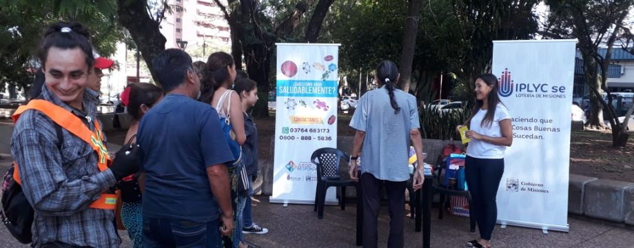 transeúntes visitan stand de Juego Responsable en plaza San Martín