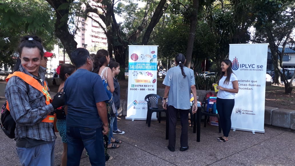 transeúntes visitan stand de Juego Responsable en plaza San Martín