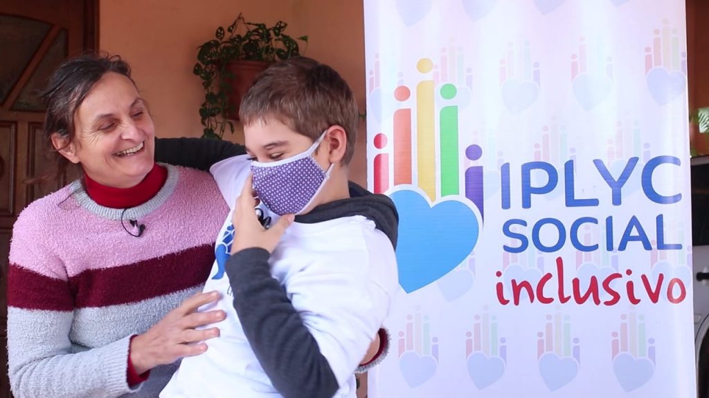 ganador IPLyC Social Inclusivo con su mamá