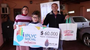 ganador IPLyC Social Inclusivo con su familia