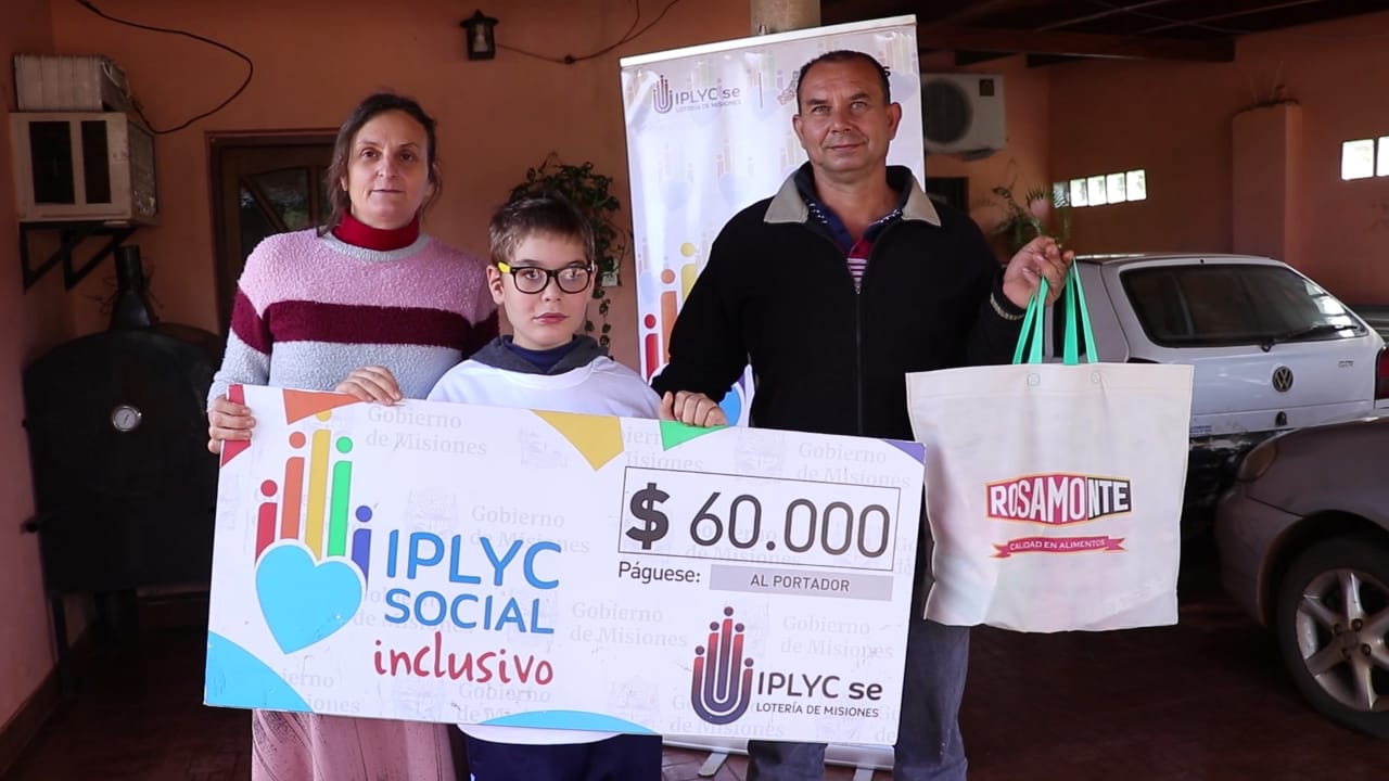 ganador IPLyC Social Inclusivo con su familia