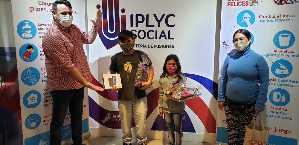 Leonel recibe su premio junto a su mamá y hermana