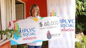 De Oberá. La ganadora con su cheque de IPLyC Inclusivo.