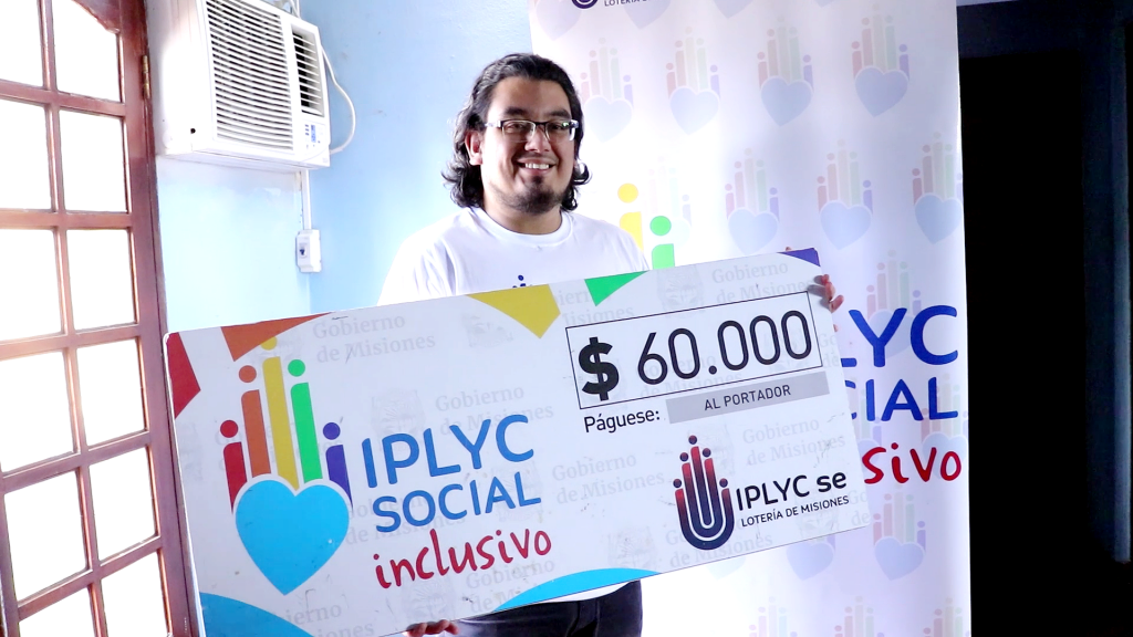 Ganador IPLyC Inclusivo con su cheque