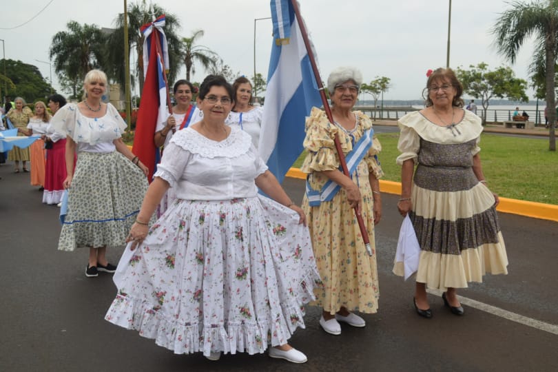 grupo tradicionalista desfilando en la Costanera