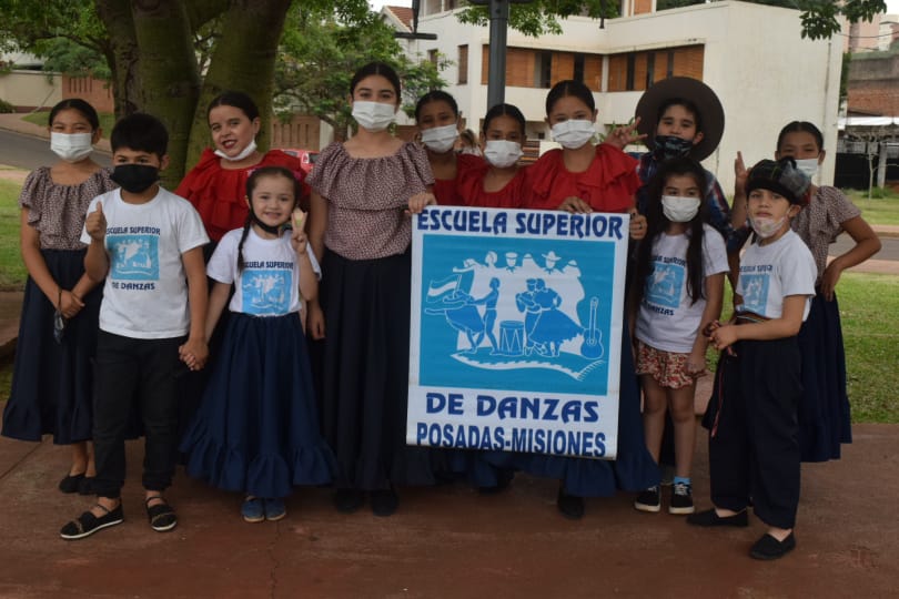 integrantes de la Escuela Superior de Danzas de Posadas