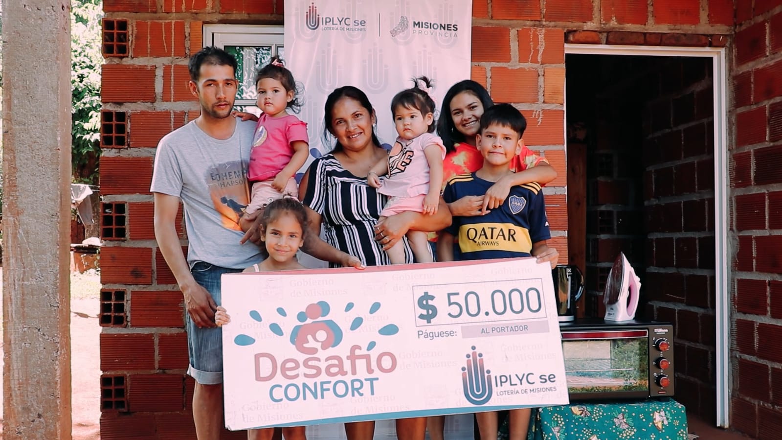 ganadora de Desafío Confort junto a su familia