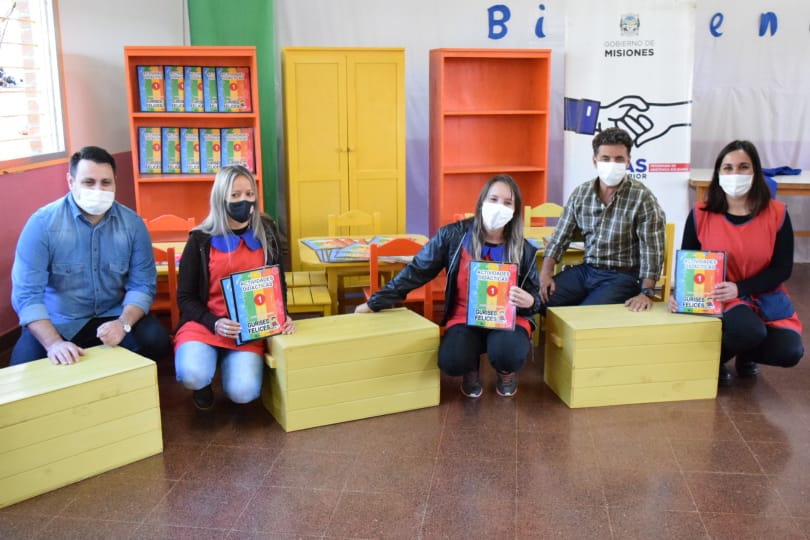 Se entregaron kits de muebles y libros didácticos