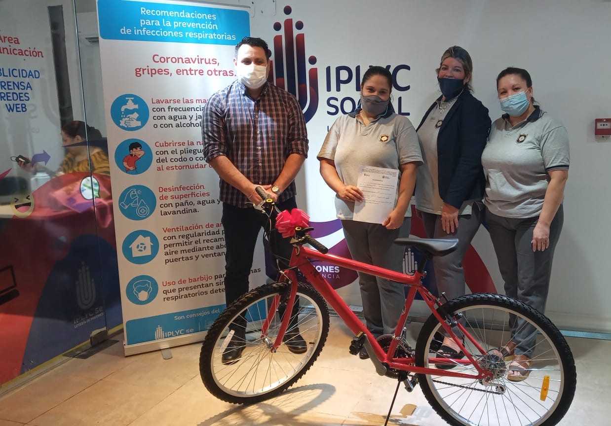 IPLyC Social donó una bici para el Roque