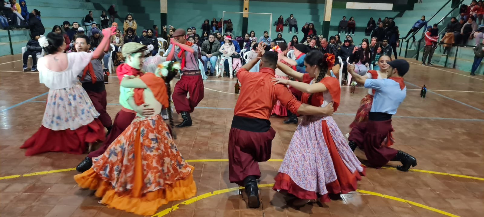 bailarines de la Escuela Municipal de Danzas “Huellas de mi tierra”, de Guaraní, y la Escuela de Danzas de Oberá, “Alma gaucha”