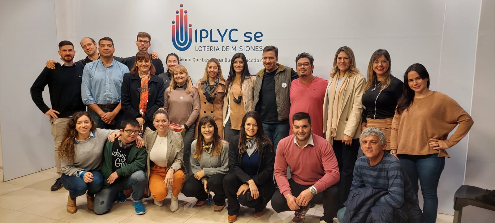 personal del IPLyC SE e IPLyC Confort que recibió la capacitación en el cierre del curso de lengua de señas 2022