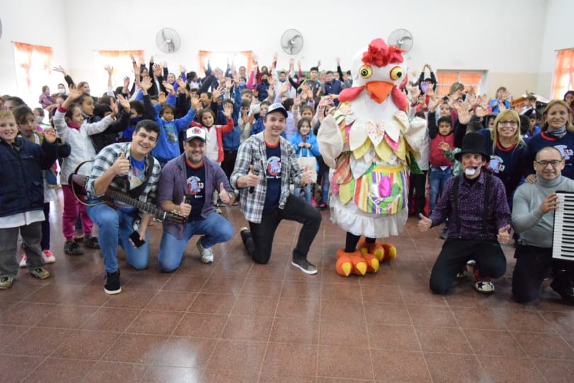 “Gurises Felices” animó la fiesta del decimoquinto aniversario de la Escuela N° 883 de Leandro N. Alem