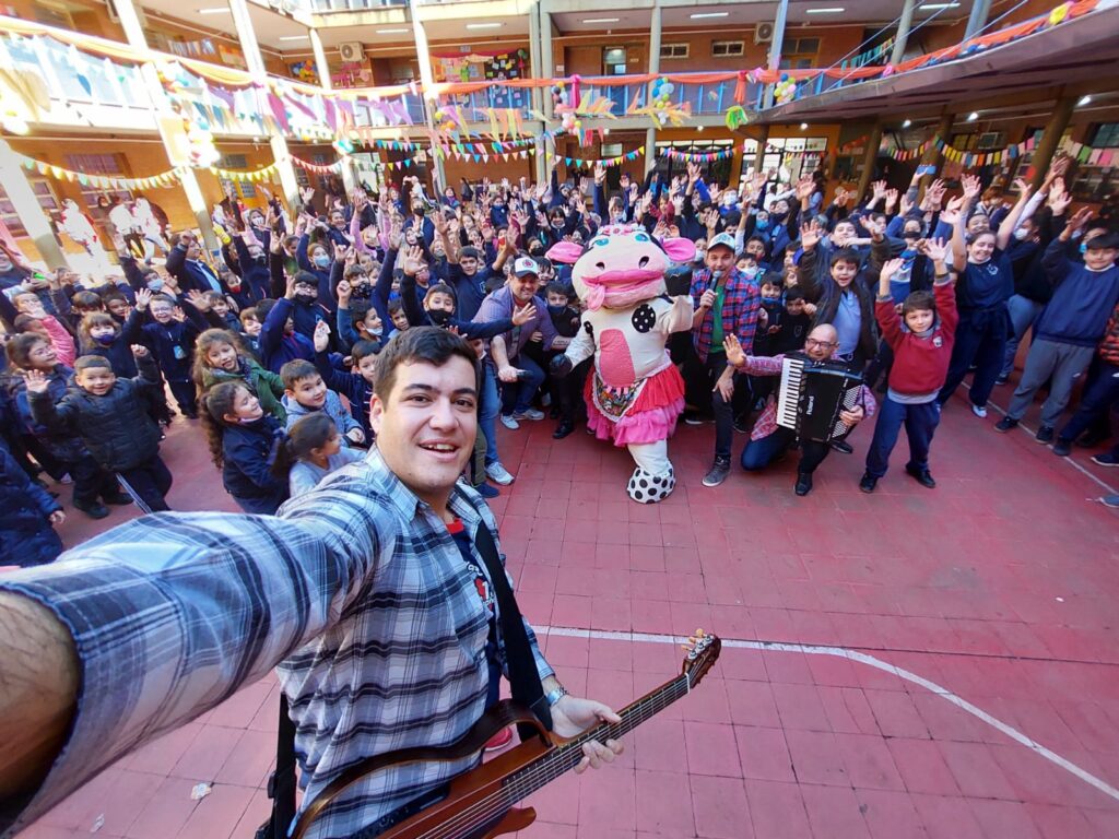 selfie de Gurises Felices con los chicos de la Escuela 110 “Hipólito Bouchard” de Posadas