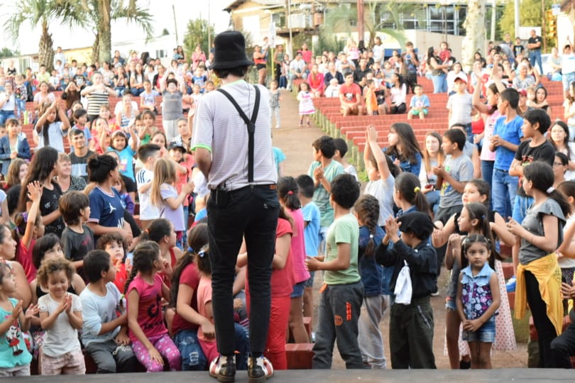 el payaso Poca Sopa frente a los niños que asistieron al show en el anfiteatro