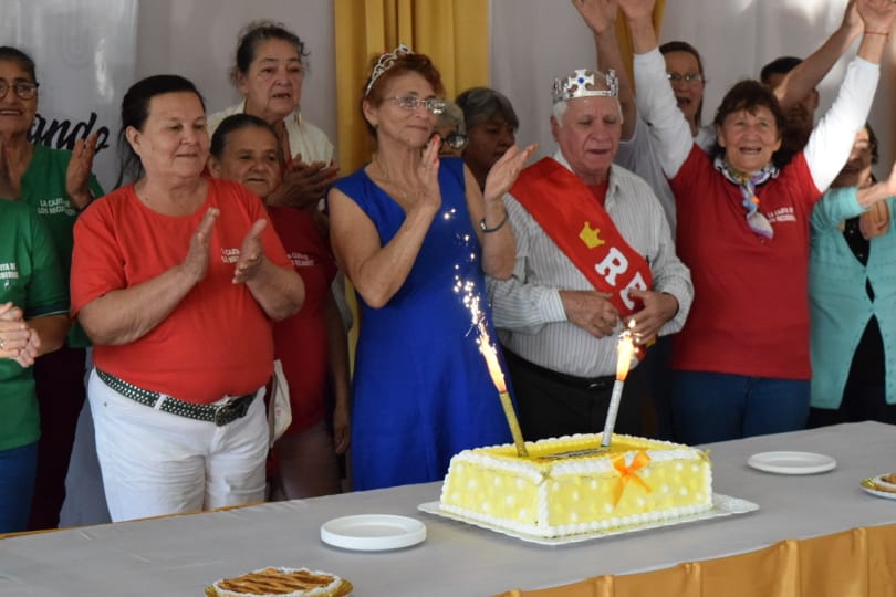 abuelos de Colonia Victoria en el agasajo de Mateando con los Abuelos