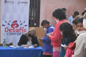stand del Programa Desafío Confort, con amas de casas registrándose para participar de los sorteos quincenales
