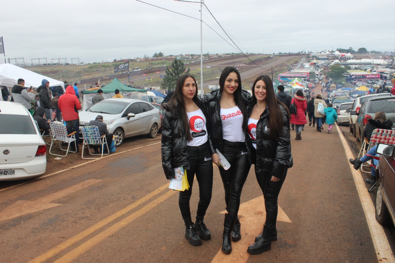 promotoras de Guazubet y Quinapp en el TC, Autódromo Rosamonte de Posadas