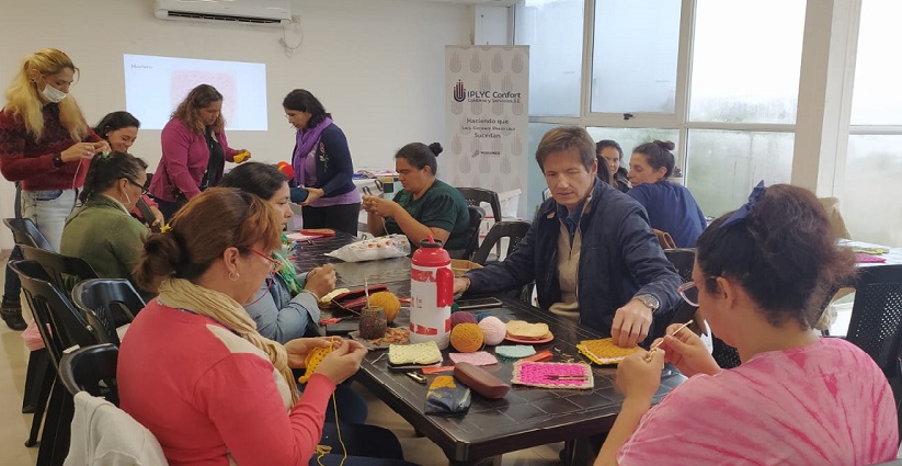 Mabel Pezoa y Héctor Decut con las participantes del concurso de tejidos