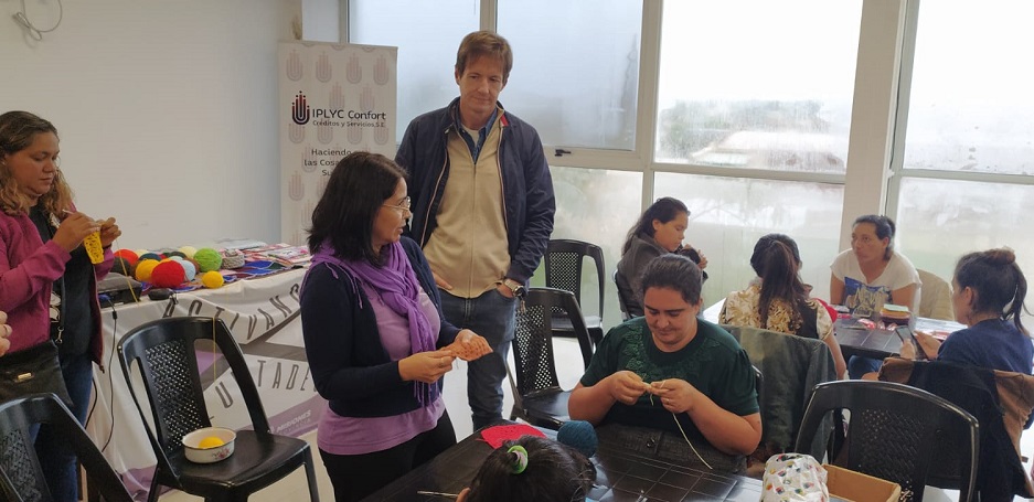 Mabel Pezoa y Héctor Decut con las participantes del concurso de tejidos