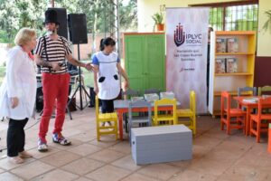 La directora suplente, Carmen Angélica Martínez, recibió dos kits de muebles por parte IPLyC Social