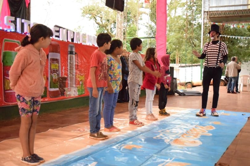 niños participan de un juego con el payaso Poca Sopa