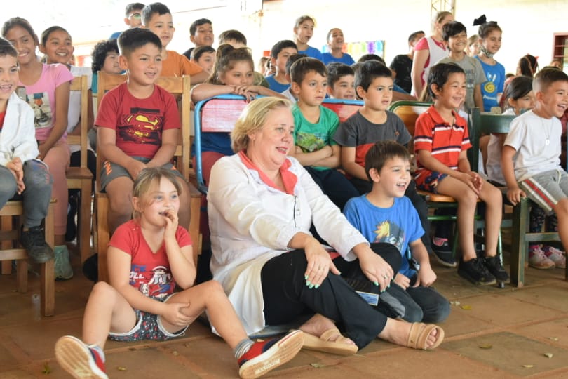 La directora suplente, Carmen Angélica Martínez y un grupo de niños disfrutan del show