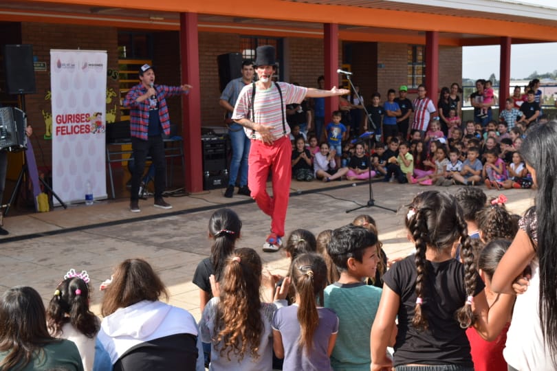 niños disfrutando del show de Gurises Felices con el payaso Poca Sopa