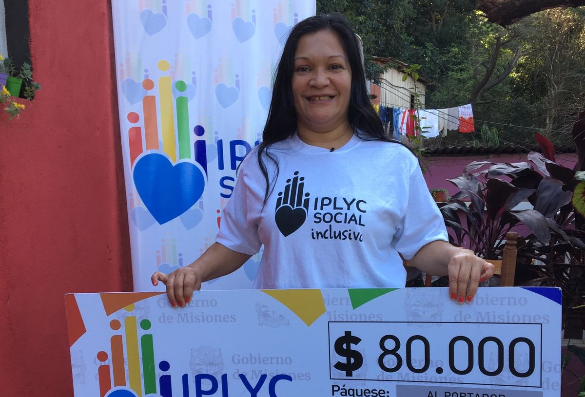 Lucia Inés Domínguez Da Silva, ganadora de IPLyC Social Inclusivo con su cheque