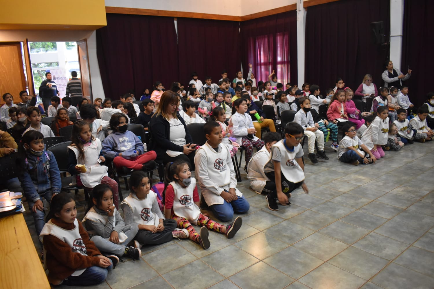 chicos de primero y cuarto grado de la Escuela N° 725 “Juana Villalba” de Montecarlo