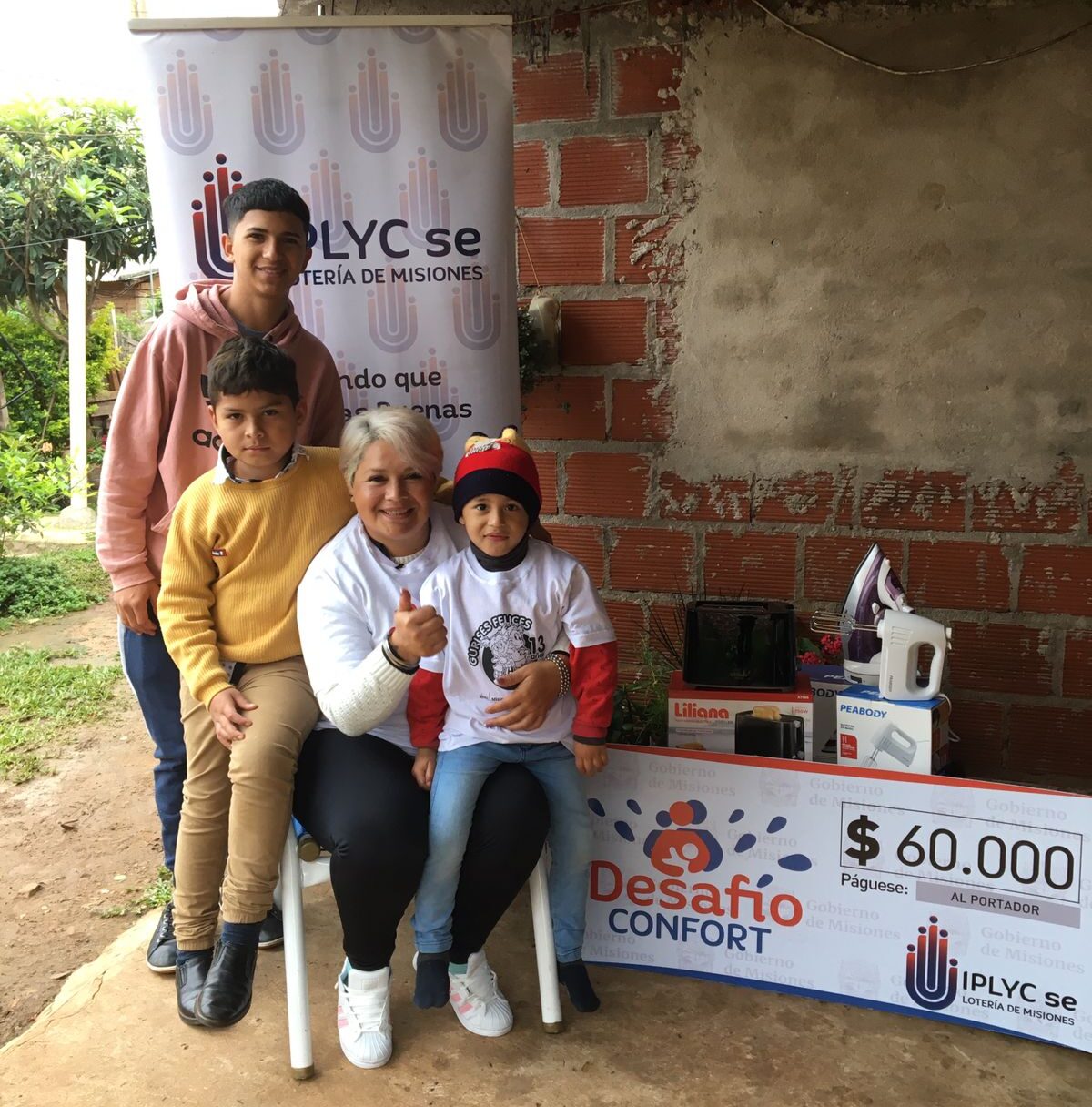 Ganadora de Desafío Confort con sus tres hijos