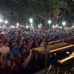 vocalista de Los Tipitos canta frente al público asistente al show en la plaza San Martín