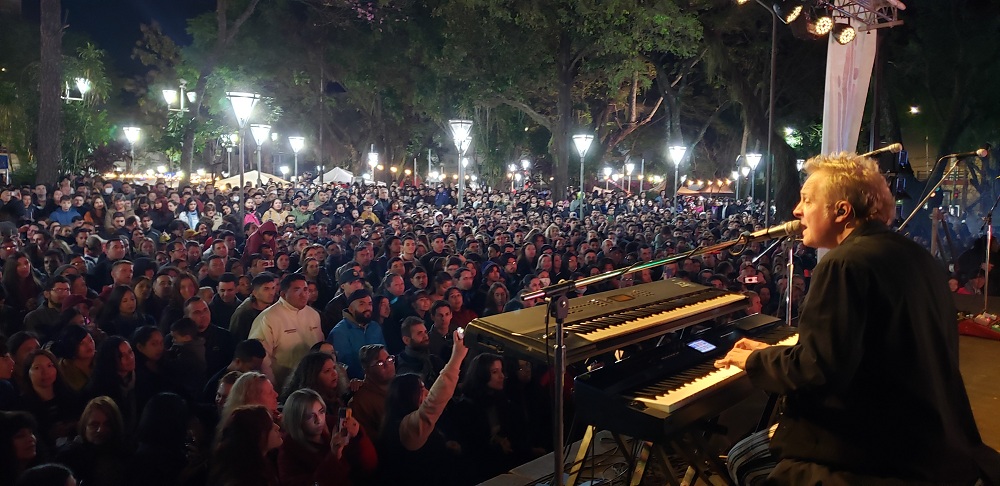 vocalista de Los Tipitos canta frente al público asistente al show en la plaza San Martín