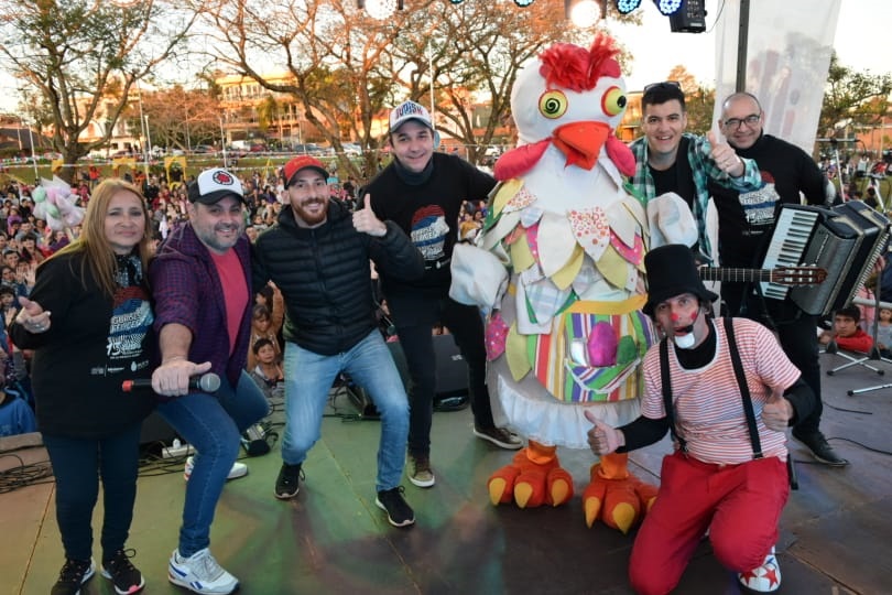 selfie del equipo de Gurises, la Gallina Turuleca, el intendente de Oberá, Pablo Hassan y el público asistente