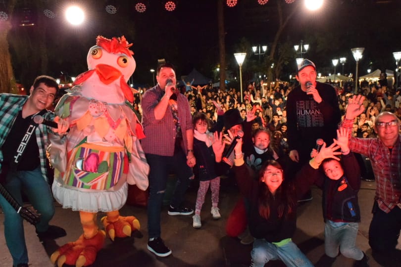 foto selfie del equipo de Gurises Felices con el público que asistió al show