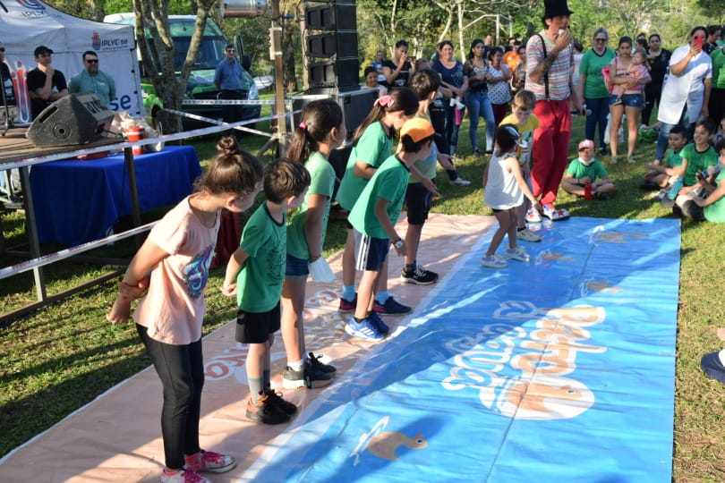 niños participando de un juego con el payaso Poca Sopa