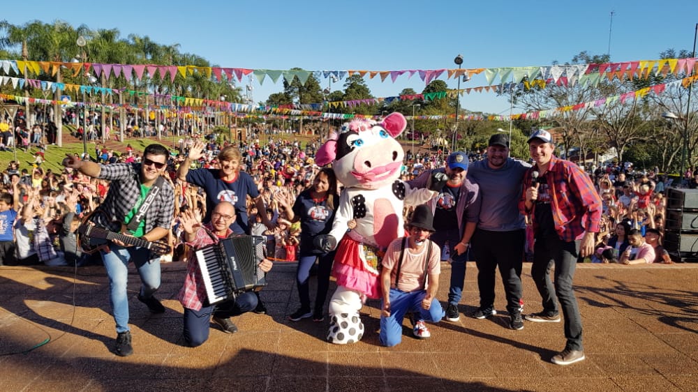 selfie del equipo de Gurises Felices con los niños que asistieron al show