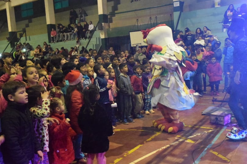 La gallina Turuleca y el Payaso Poca Sopa divierten a los niños que asistieron al show