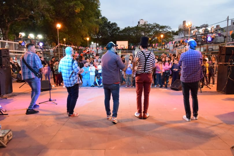 el equipo de Gurises Felices en su show frente al público