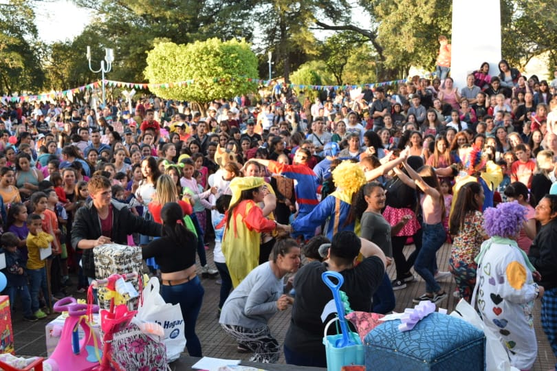 el equipo de Gurises y el público presente bailando y disfrutando del show