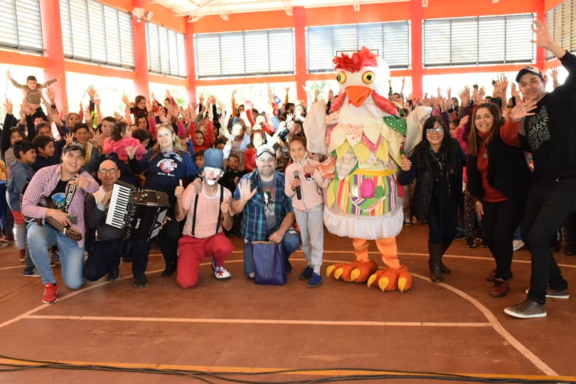 Los chicos de la escuela, junto a docentes y el equipo de Gurises