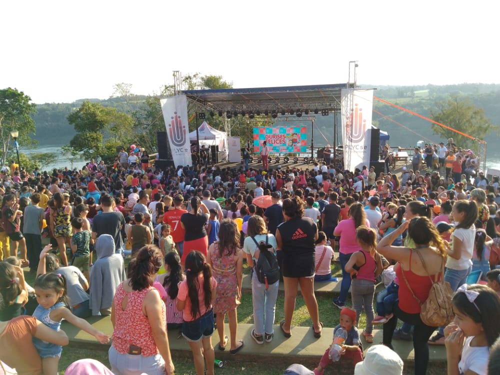 público asistente frente al escenario de fondo