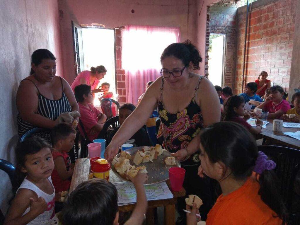 encargadas del merendero sirven la merienda a los niños