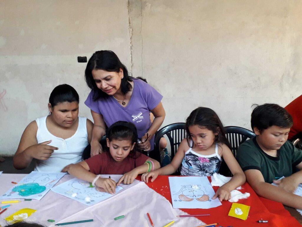 Mabel Pezoa observa los dibujos de los niños en plena tarea