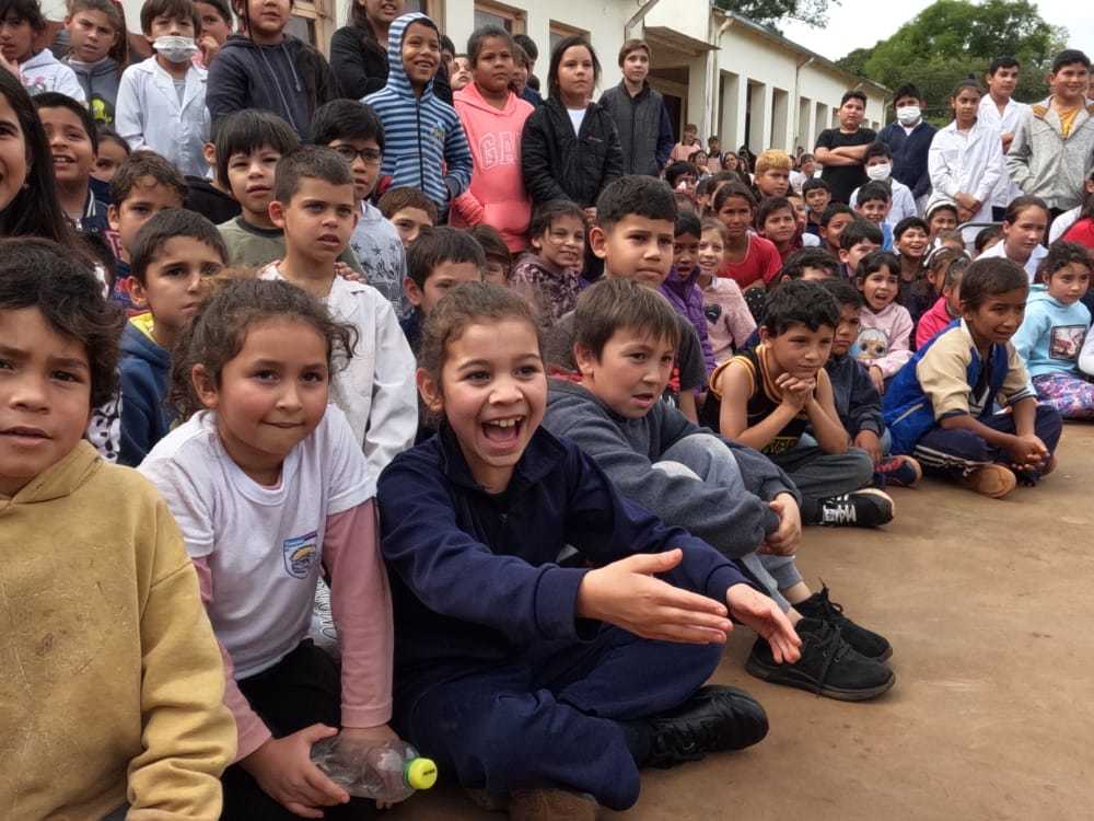 Niños disfrutando del show