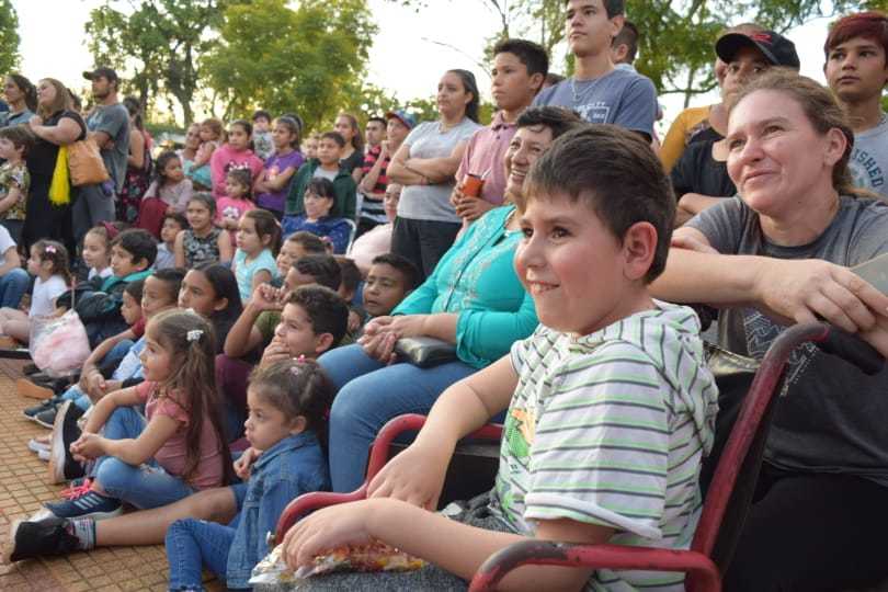 Niños disfrutando del show